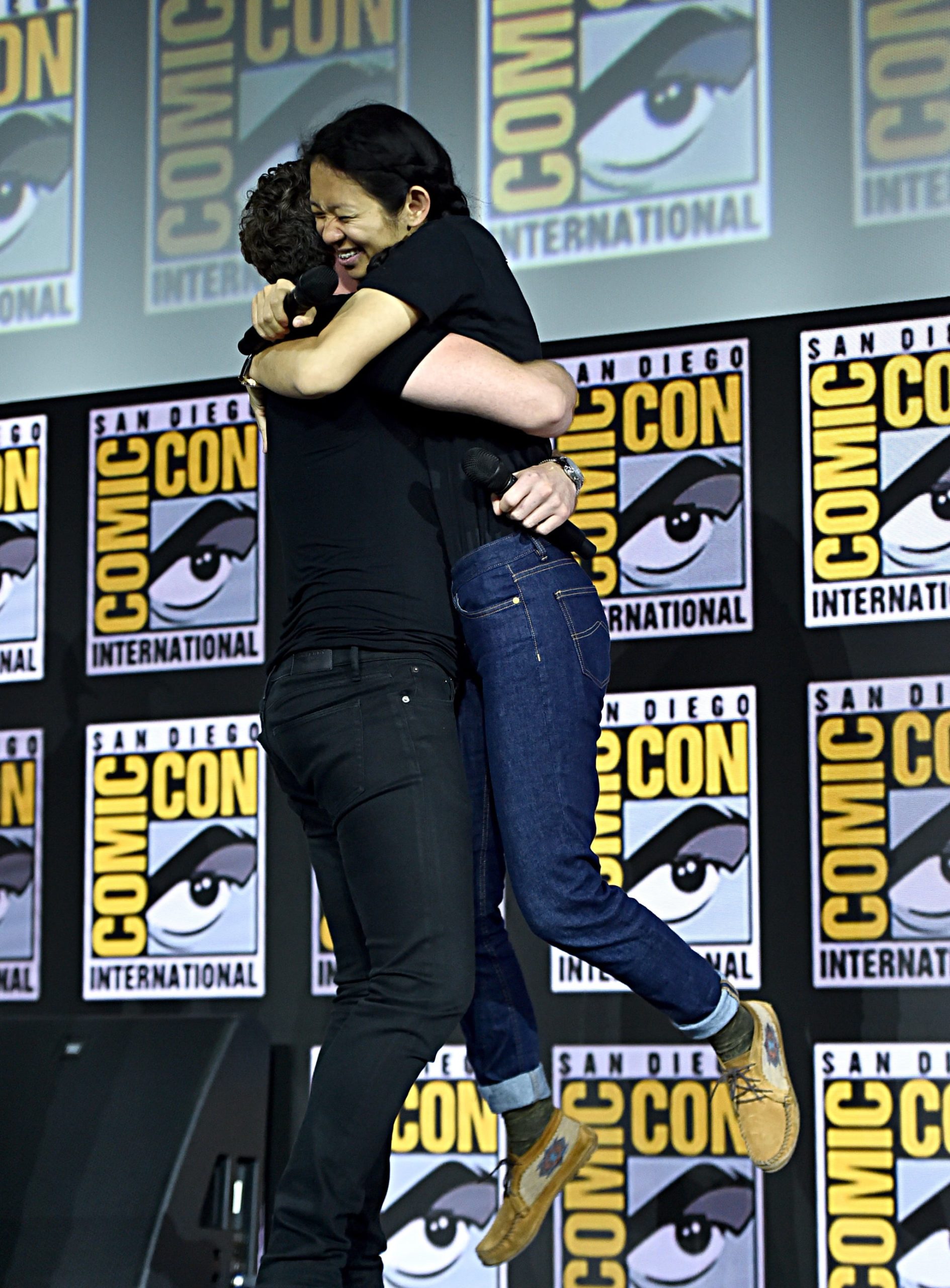 Richard Madden and Chloé Zhao hugging each other